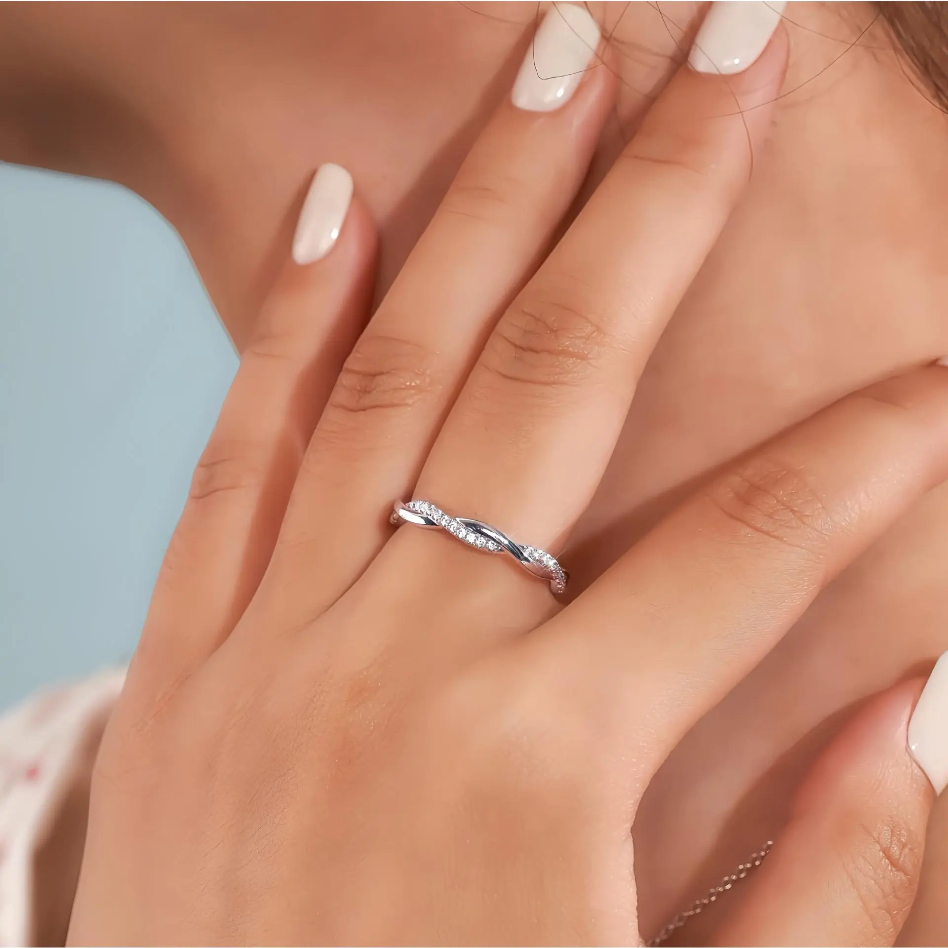 M ö bius wrapped ring