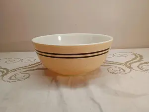Pyrex 404 Bowl Tan Speckle with Brown Stripes 4 Qt/L