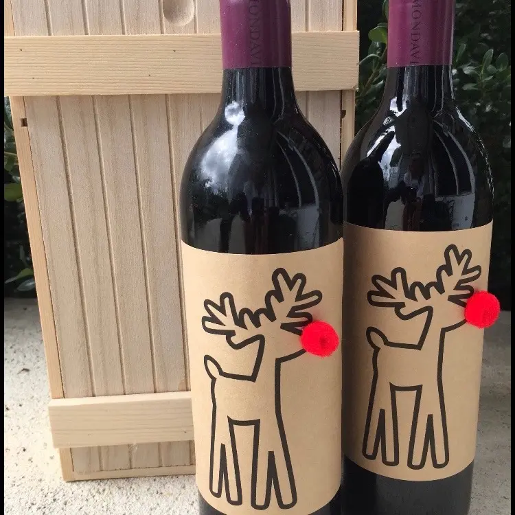 Christmas reindeer wine labels, adorable and simple reindeer labels with a big pom pom reindeer nose! Hostess gift, teacher gift, gifts for friends