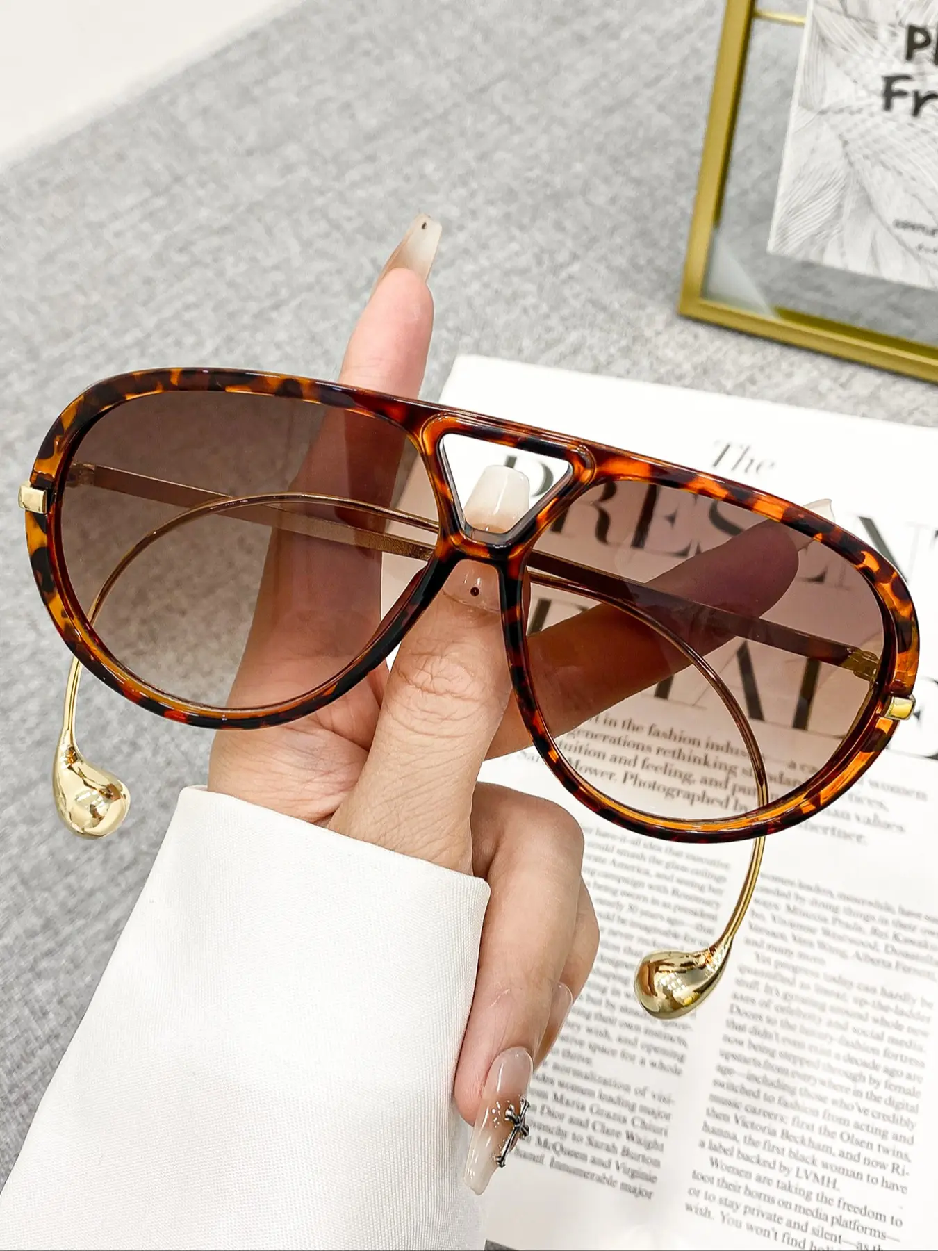 New Large Oval Frame Pendant Glasses, Fashionable and Elegant Decorative Lens Eyewear for Men and Women, Perfect for Street Photography Daily Wear, Casual Stylish Glasses