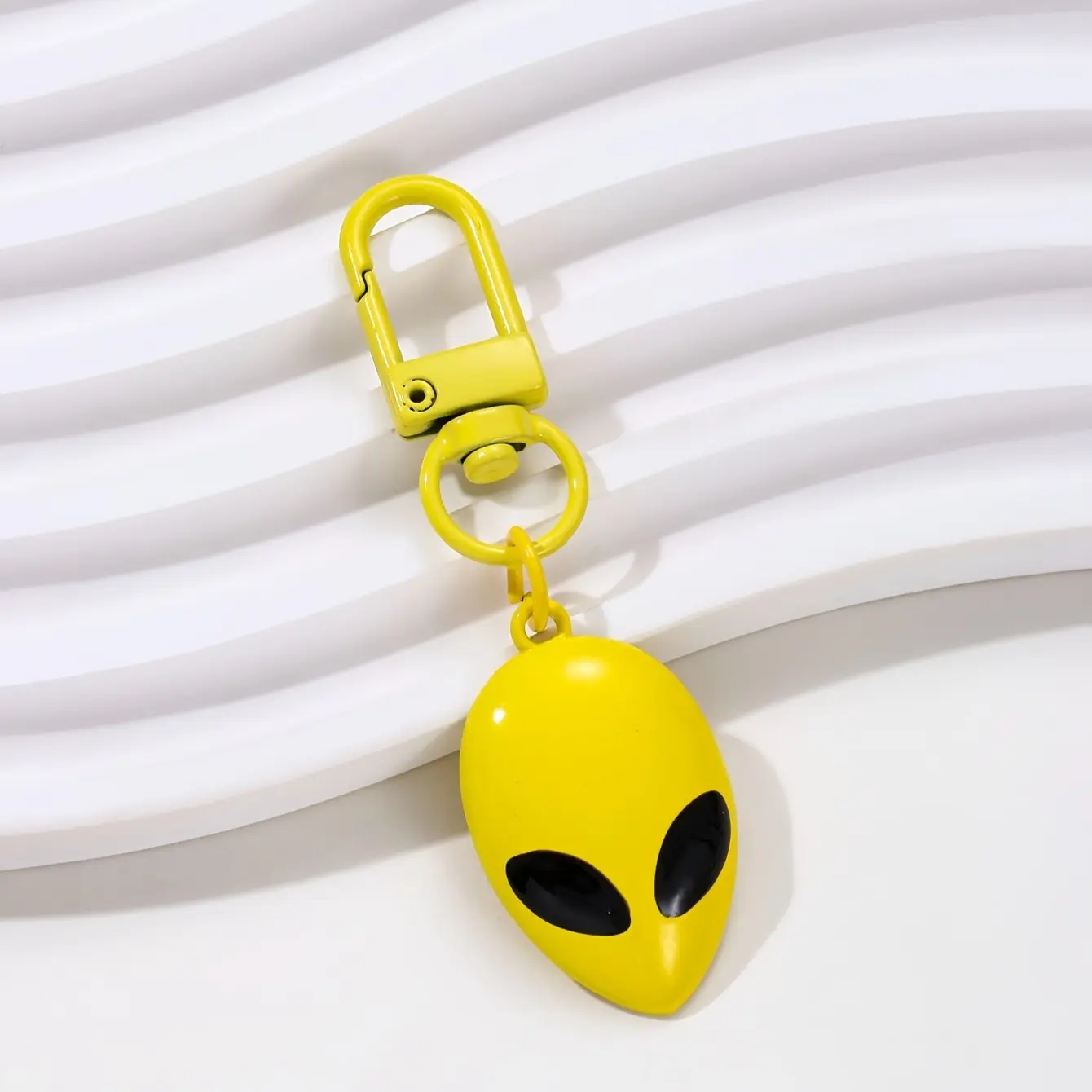 [Colorful Alien Keychain] Colorful Cartoon Alien Keychain| Alloy Material, Playful Design, Ring Buckle, Ideal for Birthdays & Friendship Gifts, Stylish Keyring