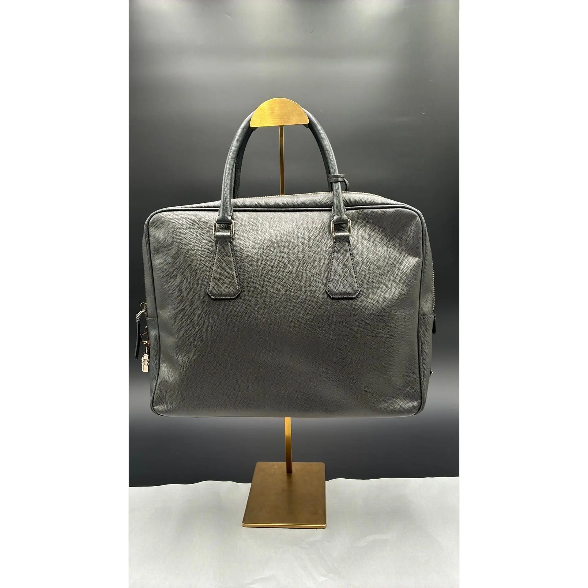 Pre-owned PRADA Leather Luxury Bags & Accessories Saffiano Briefcase Sturdy Top Handles, Grey Date Code: 208A. Entrupy ID: RXT6DT3.