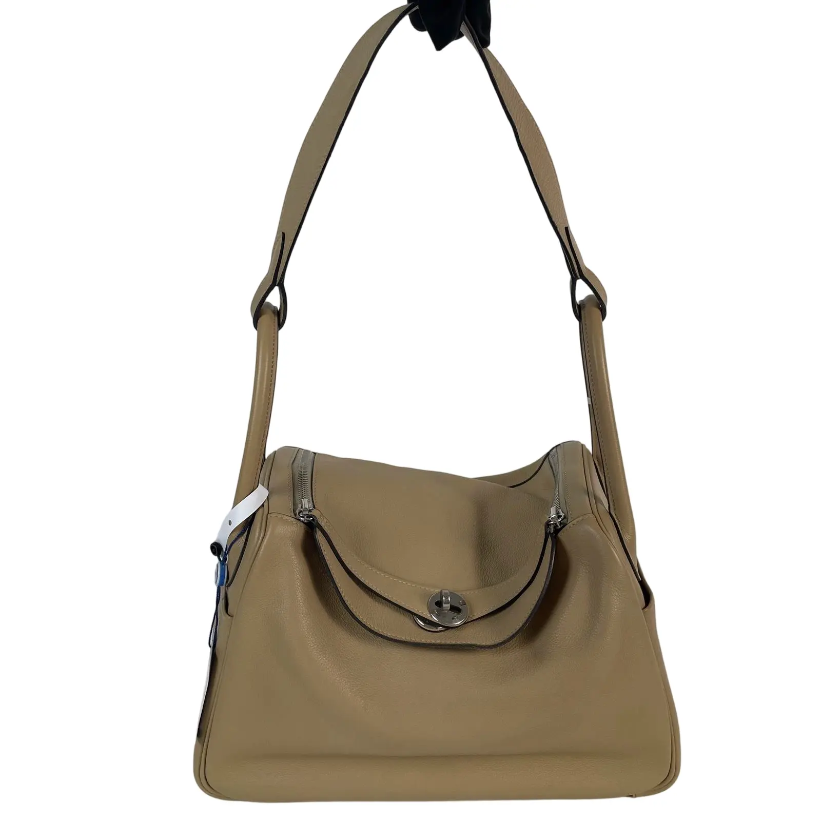 Pre-owned HERMÈS leather Shoulder Bags Lindy 30 shoulder bag, beige clemence leather, silver turn lock and adjustable strap.+Bag charm+++