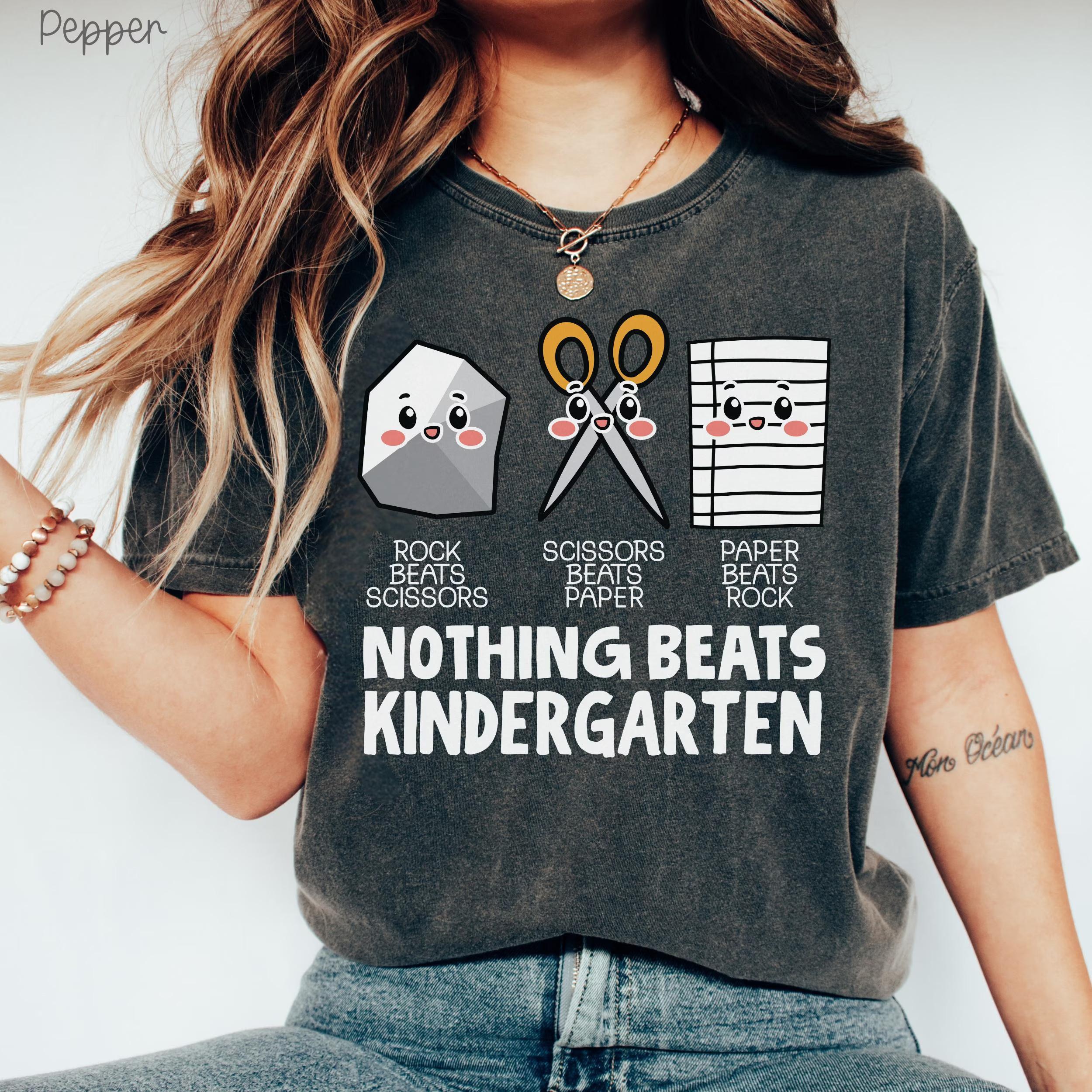 Comfort Colors Kindergarten Teacher T-Shirt, Kinder Crew Back to School Graphic Tee, Cute Pre-K Educator Elementary Classroom Outfit, Trendy Retro Teacher Life Daily Apparel, Vintage First Day of School Educator Appreciation Gift for Women