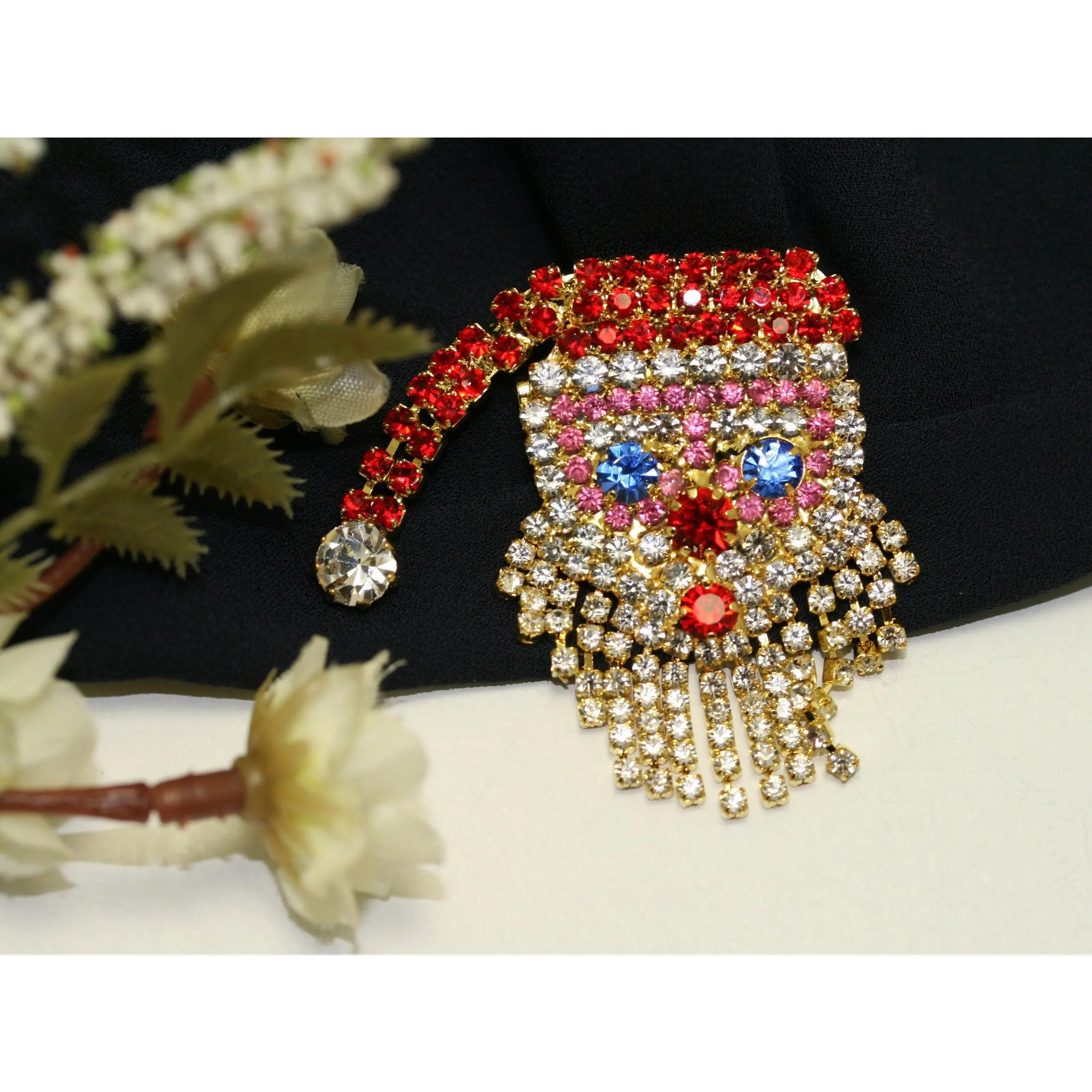 Unisex Festive Gold-Tone Metal Santa Face Brooch Pin, Holiday Fashion Collar Clip Jewelry with Moving Elements, Dangling Beard, Prong-Set Rhinestones, Santa Hat, 2"h x 1.5"w, Festive And Fun