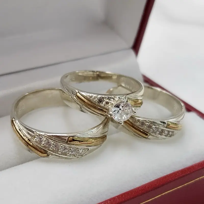 Trio  de anillos plata 925 original con hermoso adorno dorado que le da esa elegancia y romanticismo. Tenemos diferentes tallas disponibles.