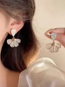 1 pair Flower Earrings for Women, Dainty Floral Stud Earrings with Minimalist Design | Lightweight Hypoallergenic Surgical Steel Ear Jewelry | Elegant Gift for Daily Wear, Valentine's Day, Mother's Day, Perfect Gift Choice