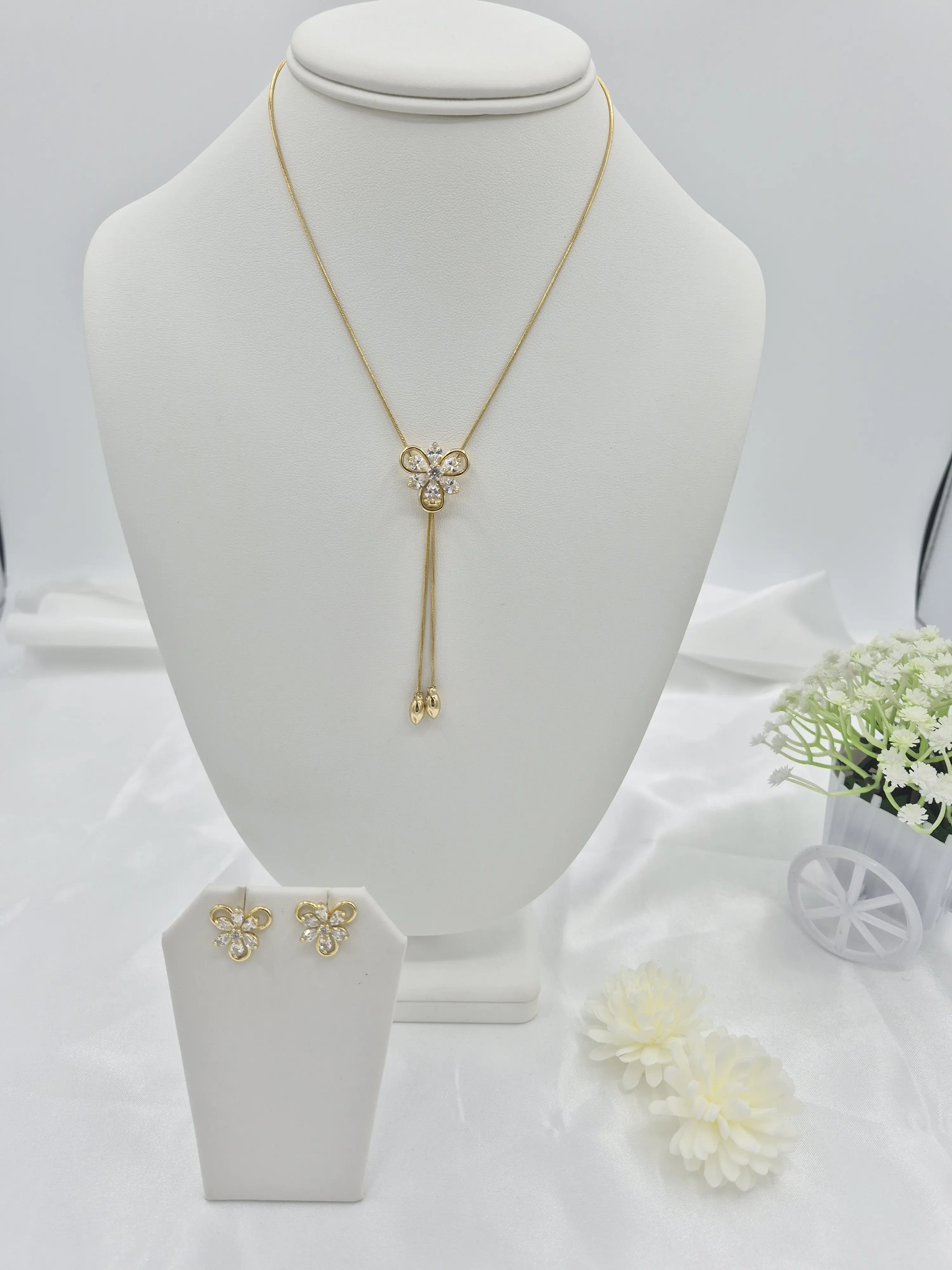Beautiful adjustable necklace and earrings set in 14k gold plated.