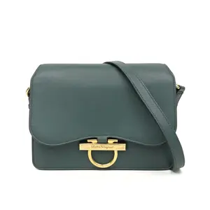 Pre-owned SALVATORE FERRAGAMO Leather Shoulder Bags 9.06'' R2429 Shoulder Bag C1367881048 0609 T2 Luna