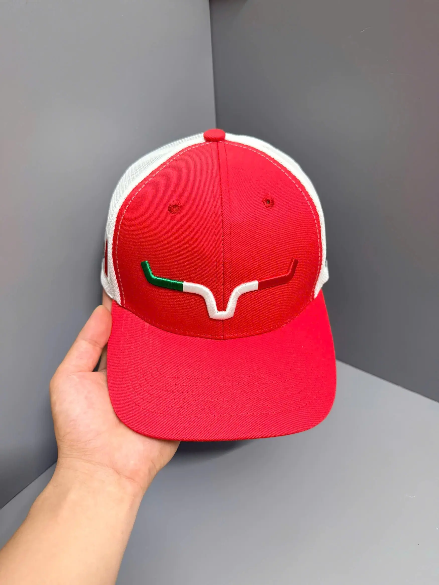 Fashion Red & White Mesh Baseball Cap with Eye-Catching Embroidered Logo for Men