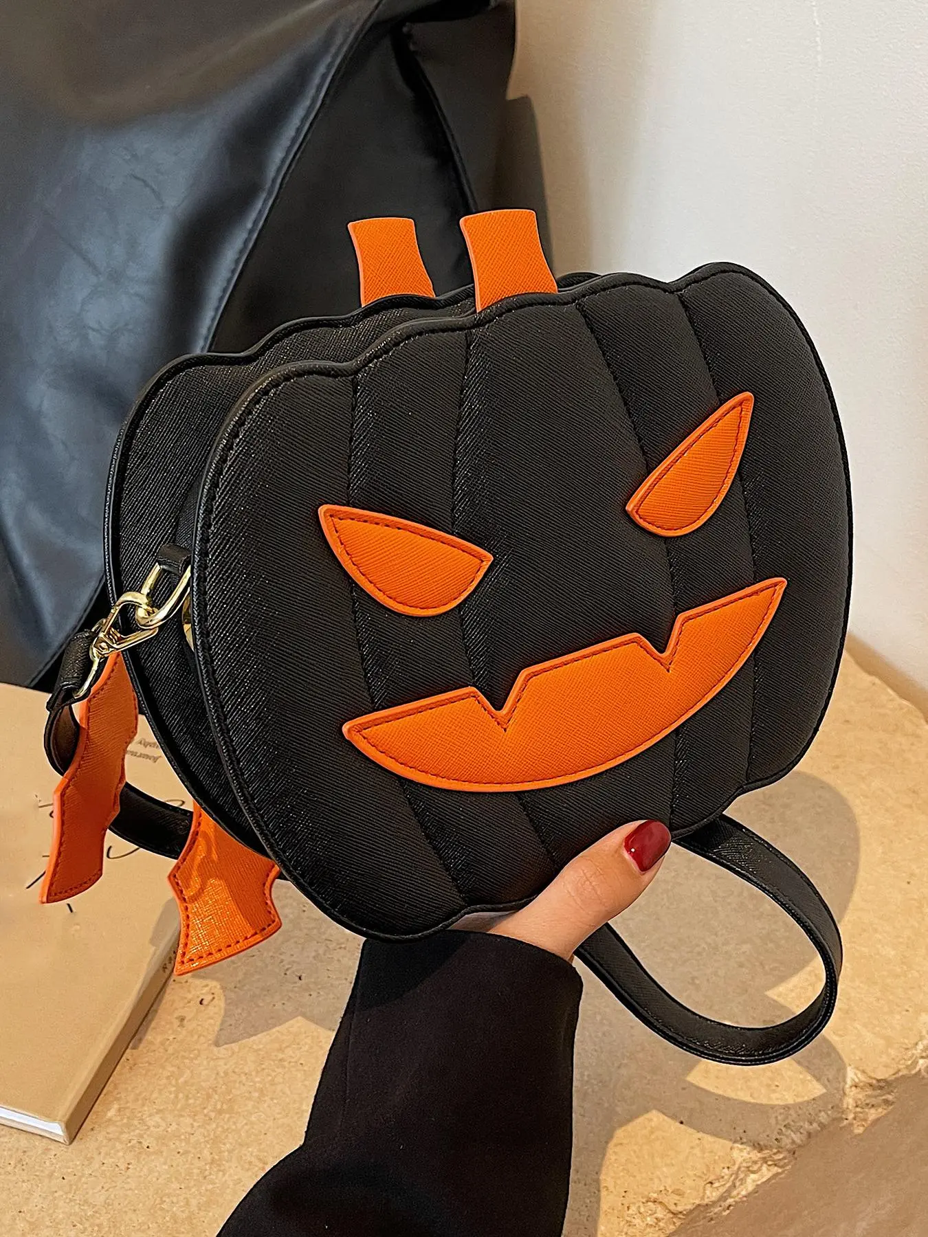 Niche design funny skull shaped crossbody bag, personalized design embellishment shoulder bag, Casual crossbody bag, suitable for Halloween, daily travel, shopping, Creative design bag, Handcrafted Bag