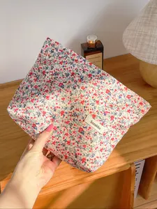 1pc Pink Floral Corduroy Fresh Makeup Bag, A Zipper Cosmetic Pouch, A Travel Portable Handheld Makeup Accessory, A Storage Travel Cosmetic Bag for Women, Girls and Organizers, Which Can Hold A Mobile Phone, Headphones, Air Cushion, Eyes, Lipstick, Etc