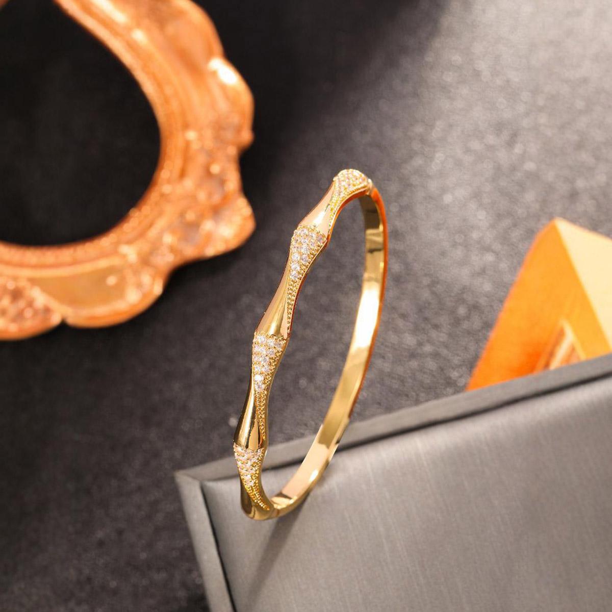 A 925 silver geometric design bracelet set with sparkling synthetic zircon temperament elegant ladies high quality jewelry bracelet for a lover