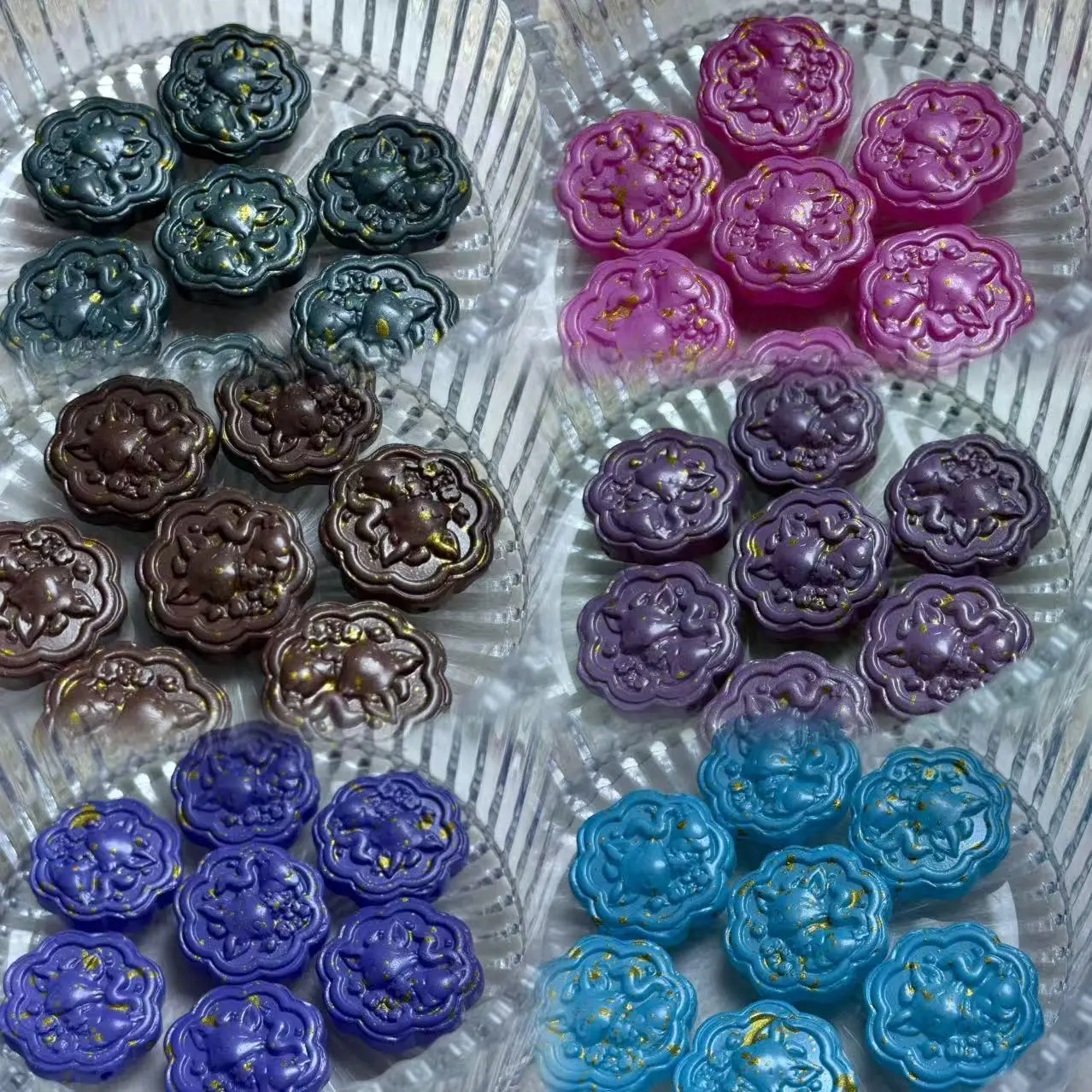 【H1-14】27.5mm Carved Fox Pattern Flower Glass Beads with Gold Foil 12pcs