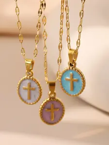 The golden circular mother of pearl heart-shaped necklace, Fashion jewelry accessories, is a luxurious, versatile cross pendant collarbone chain, suitable for daily wear, vacation dates. It is also a surprising and exquisite small gift