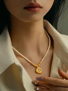 A simple and fashionable design with a traditional Chinese style, featuring a four-leaf flower necklace made of rice grains and beads