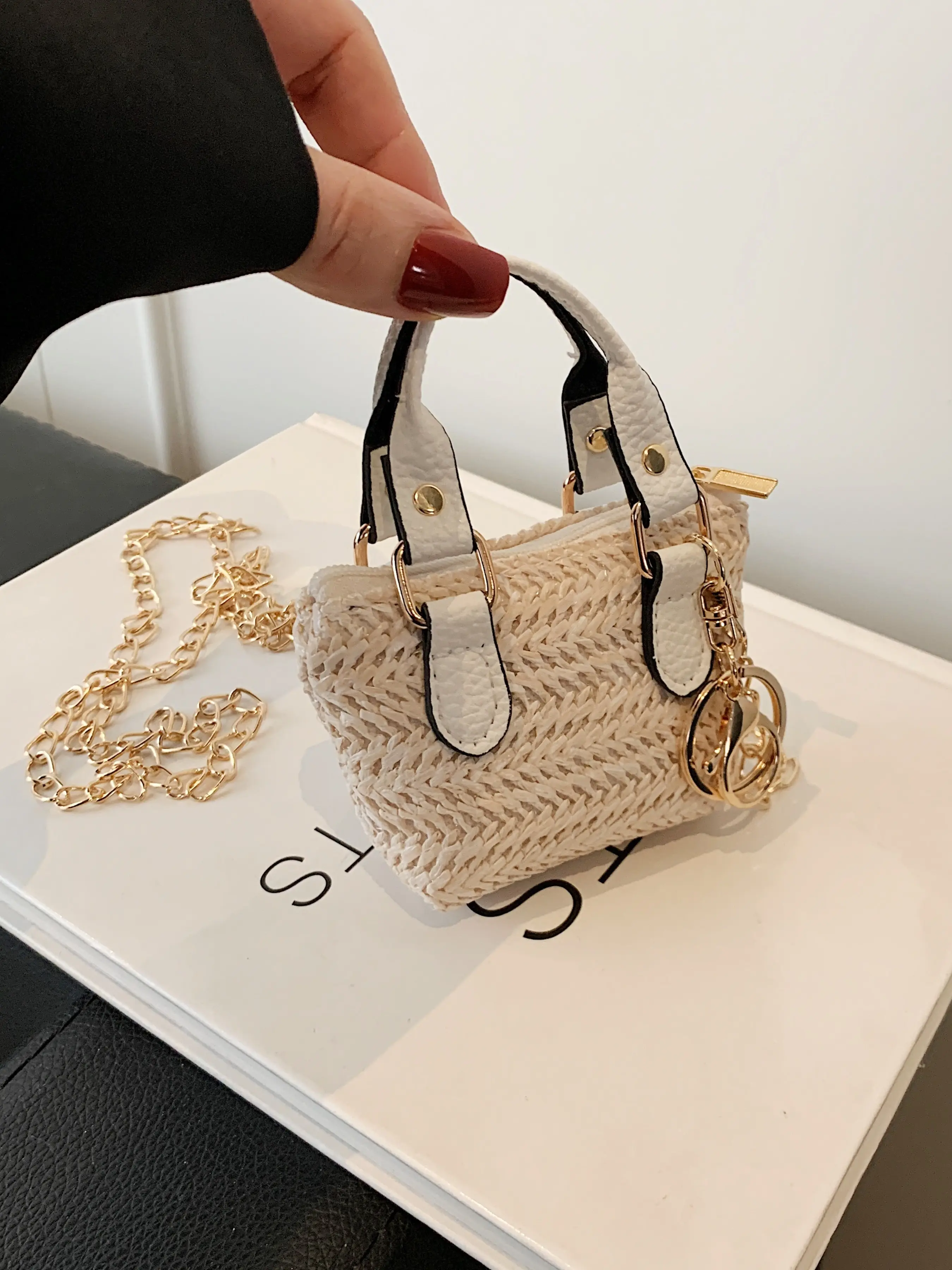 2026aesthetic Mini Woven Bag, Tiny Crossbody Casual Purse with Keychain, Solid Pattern, Street Style, All Seasons, Ideal for AirPods & Coins