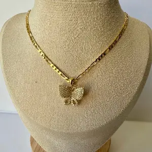 38. Crystal butterfly pendant necklace 20” chain/ laminado 14k