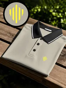 Men's quick-drying polo shirt short-sleeve with geometric vertical yellow print design, breathable and comfortable for sports wear, colorfast, full-body fitted cut, sweat-absorbing, non-sticky to the body, and durable craftsmanship.