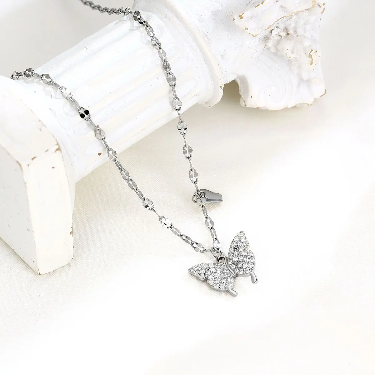 Bohemian Silver Butterfly Pendant Necklace Crystal Layered Choker Rhinestone Butterfly Clavicle Necklace Silver Lace Chain Necklace Jewelry for Christmas halloween birthday valentine gift
