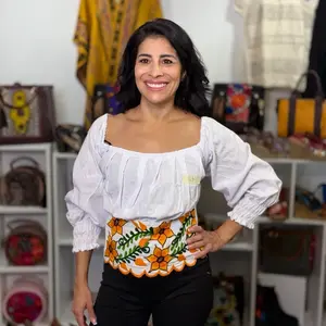 Blusa Magali - Hand Embroidery blouse made in Mexico color style uniqueness artesanalmente blusa bordada blusa mexicana bordada a mano