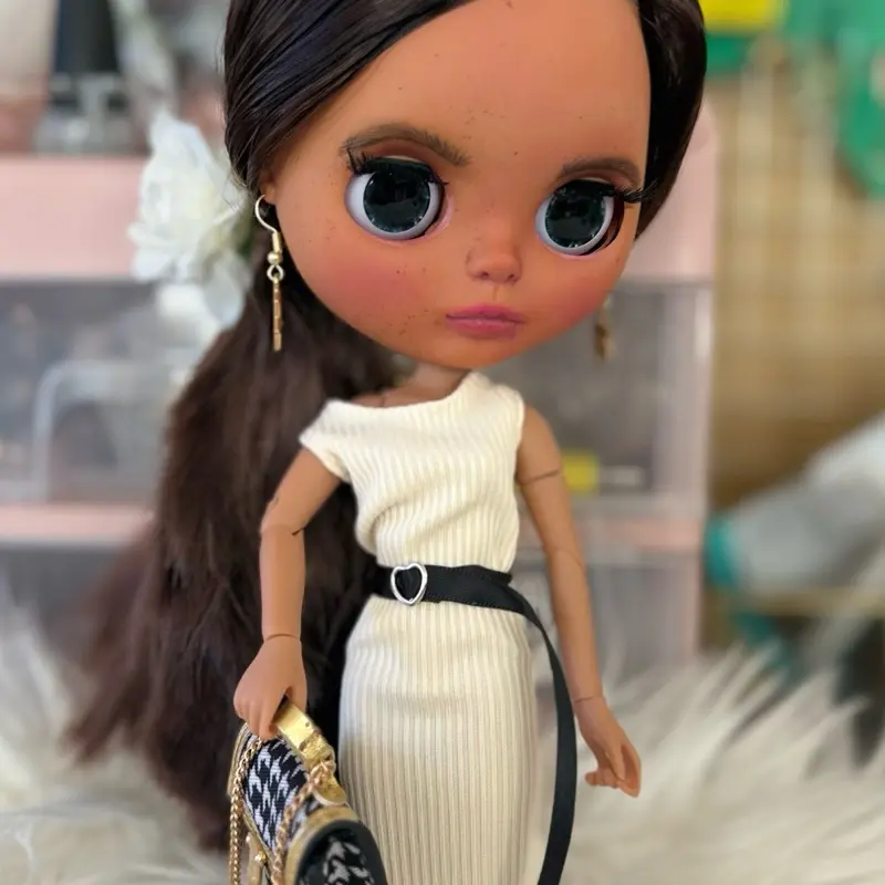 Daisydhey Blythe Doll with Long Brown Hair and Elegant White Dress Featuring Stylish Accessories and Detailed Features