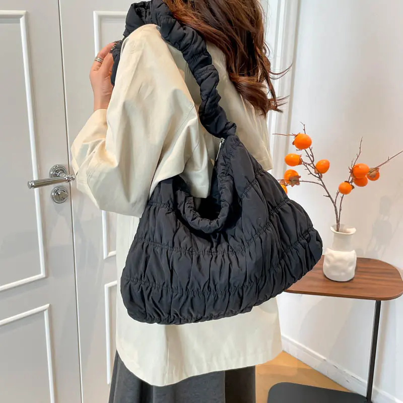 New cloud pleated bag for women, large capacity, lightweight plaid dumpling bag, Korean style bubble bag, shoulder bag, factory wholesale