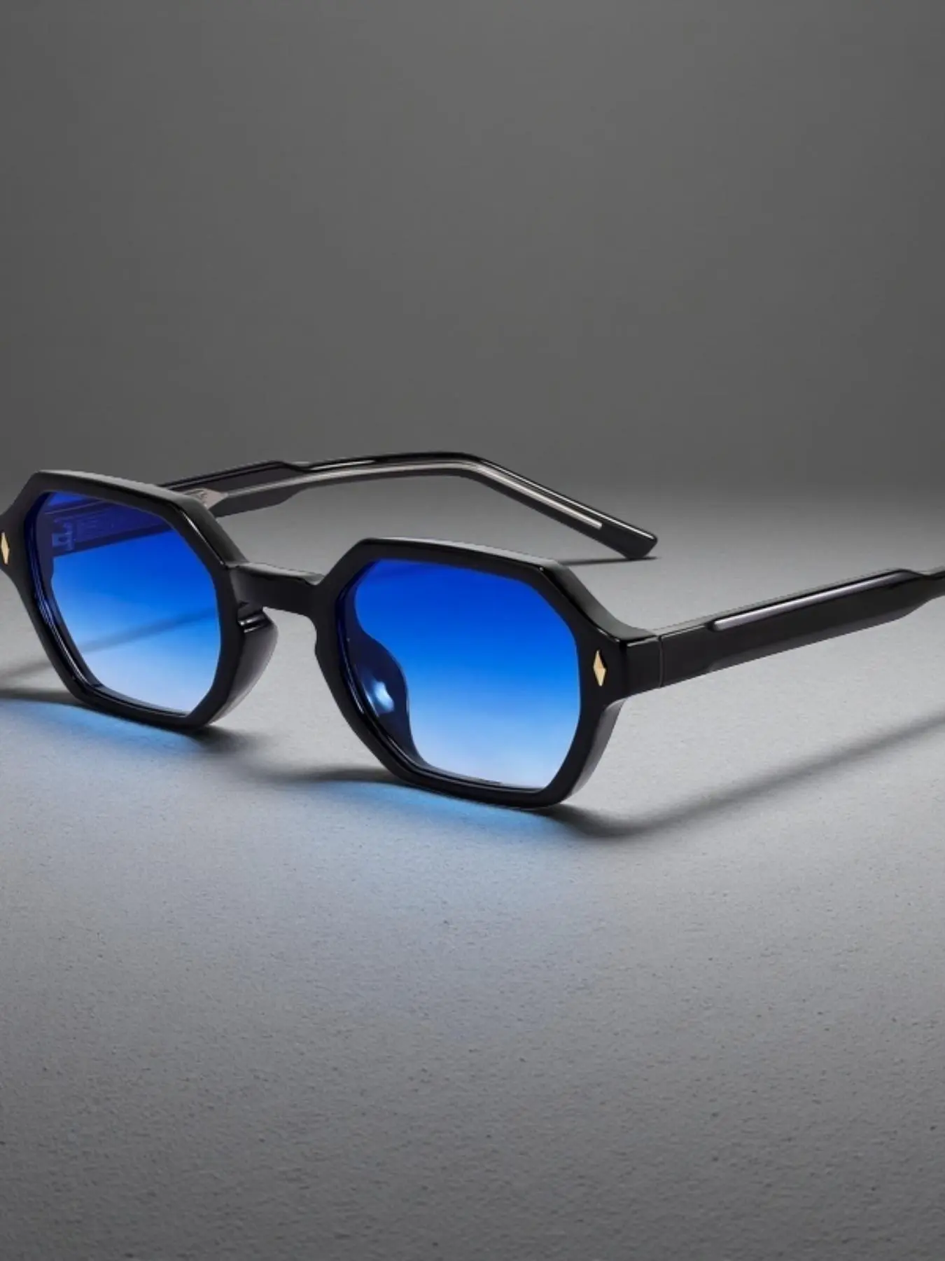 CATERSIDE  Triangular-edge fashion sunglasses in 6 trendy color combinations with anti-glare lenses. The perfect choice for sports, travel, driving and creating Instagram-worthy beach photos.