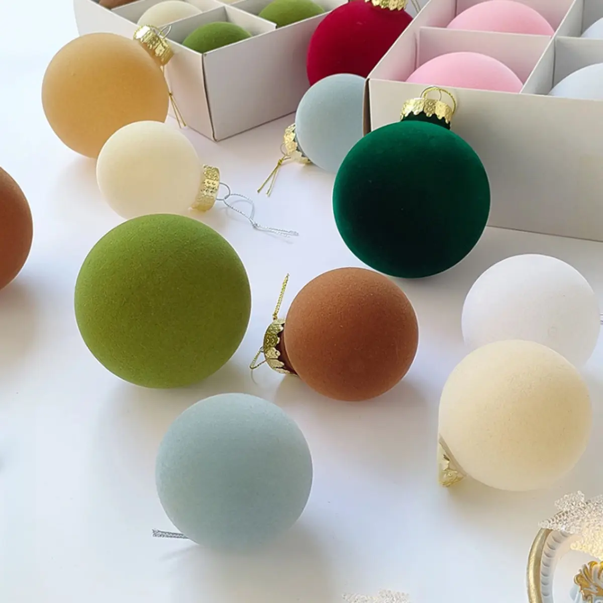 Christmas Velvet Ball, Luxurious Holiday Decoration, Colorful Ornaments for Tree and Festive Atmosphere, Easy-to-Hang Velvet Handmade Decoration Photo 12 Pieces/6Cm Red, Green, White warm tacky Giant Solar Powered LED RGBW christmas bows on hallway decor