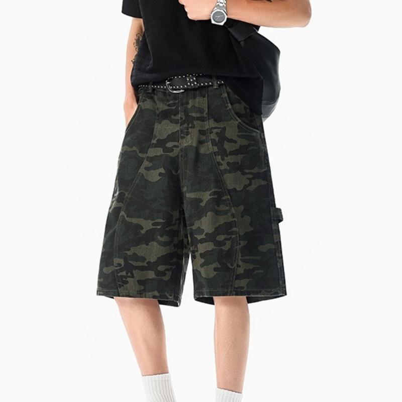 Men’s camouflage washed denim shorts, American retro design deconstructed workwear shorts, mid-length shorts—fashionable casual men’s everyday wear, street style.