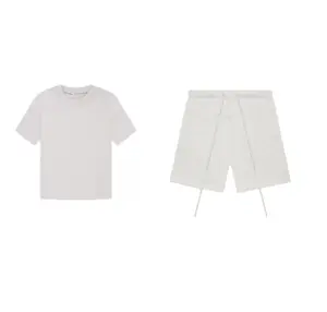A fashionable light oatmeal-colored simple loose T-shirt paired with light oatmeal-colored shorts. It showcases individuality, is a popular bestseller, and is versatile and error-proof.