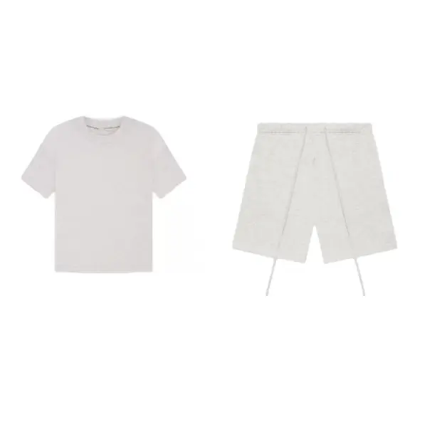 A fashionable light oatmeal-colored simple loose T-shirt paired with light oatmeal-colored shorts. It showcases individuality, is a popular bestseller, and is versatile and error-proof.