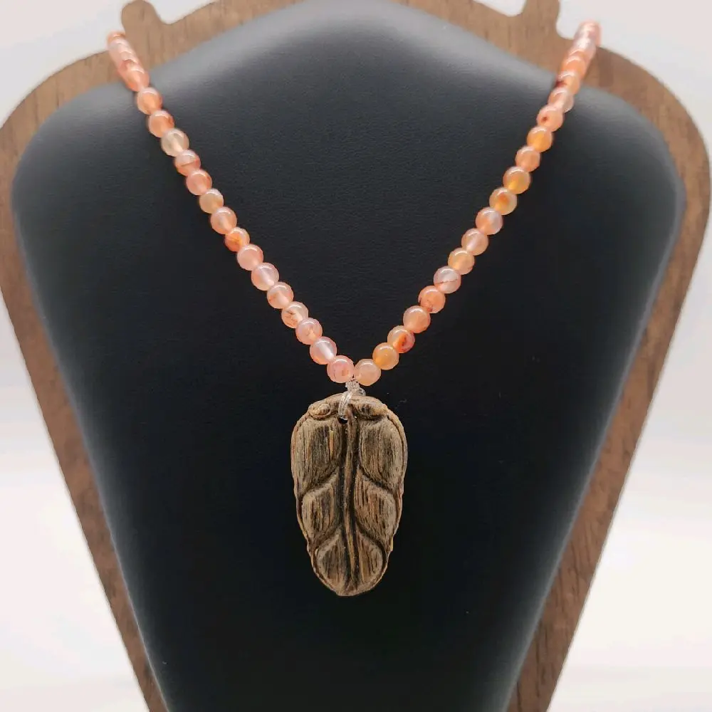 agarwood and nanhong necklace