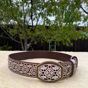 Men’s belts/ cinto corte láser de guías blanco con fondo rojo