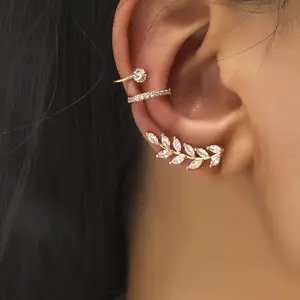 Simple Leaf Circle Copper Inlaid Synthetic Synthetic Zirconia Ear Clip, Fashionable Women's Ear Clip for Spring and Summer Vacation