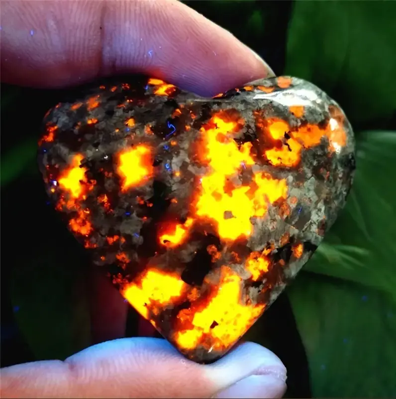 Natural Yooperlite Hearts Rocks Flame Stone UV Reactive Polished Mineral Specimens Home Decoration Ornament（1 Piece）