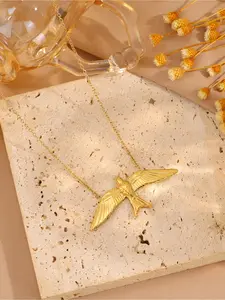 1 fashionable and versatile gold eagle necklace, a jewelry necklace designed by eagles, suitable for daily versatility and Valentine's Day gifts for loved ones, the perfect gift