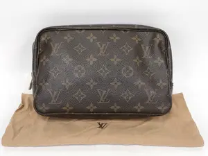 Pre-owned Louis Vuitton canvas Small Leather Goods VINTAGE (1988) Monogram Truth Toilette 23 Second Bag . Zipper has small tear at the top