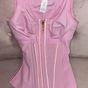 Chaleco C Pink Sleeveless Top with Zipper Closure and Striped Design