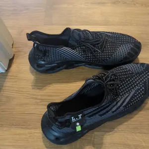 Product Review of Mens Shoes, Ultra-light Textured Design Lace-up Trainers for Treadmill Wear As Gift, Workout Sneakers, Casual Twist Sole Design Sports Running Shoes for Summer 2025 from Y**5 **