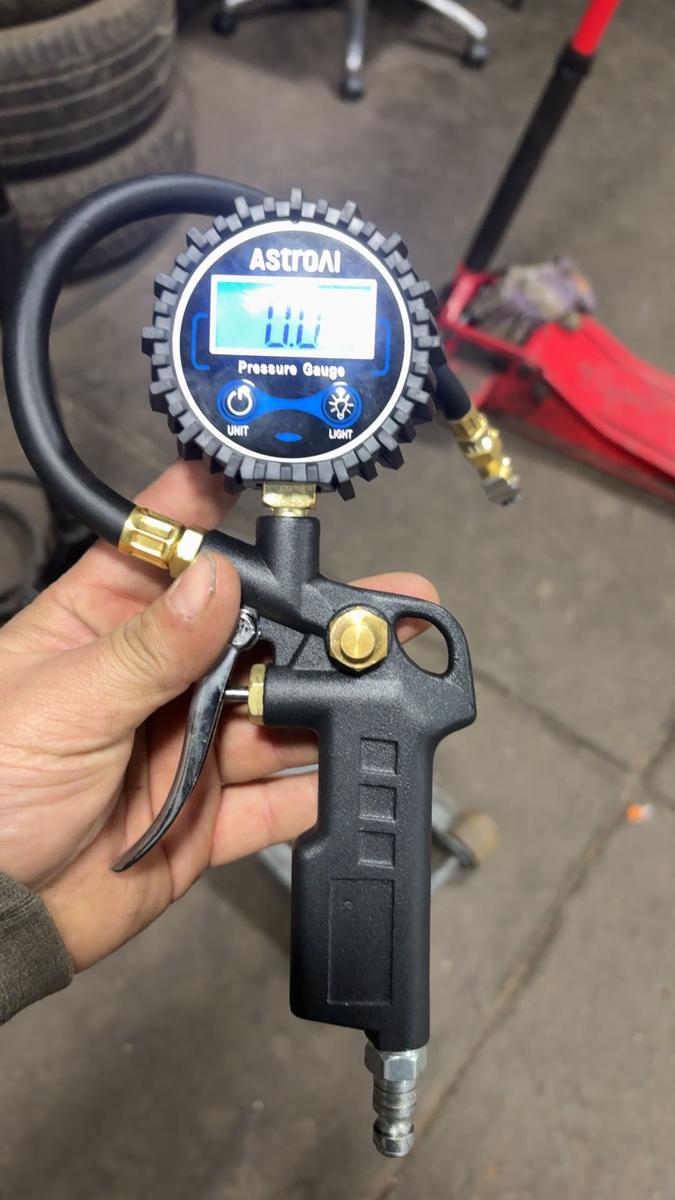 Item: Brass chuck+Sealing tape+Valve core tools