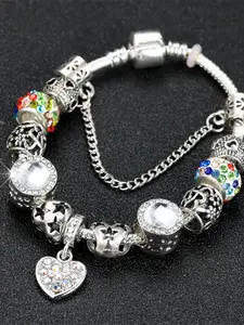 A geometric design bracelet made of white zirconia is fashionable and high-end, suitable for women to wear at travel parties