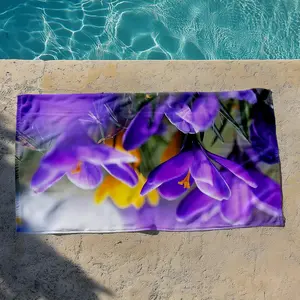1 piece Purple and yellow saffron bloom in spring themed beach towel - Multi-functional Beach Towel, Eco-friendly Dyed Fabric, suitable for Home, Travel, Gift, Modern Pattern Style, Quick-dry and Absorbent, Perfect Holiday Gift