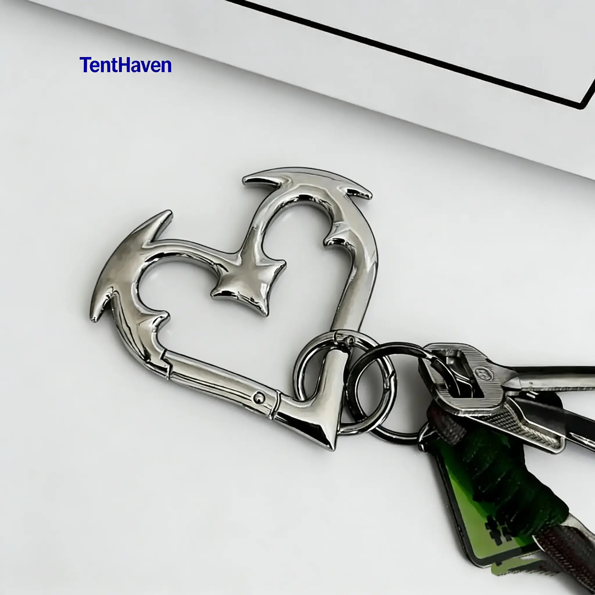 Gothic Heart-Shaped Carabiner Keychain, Sturdy Zinc Alloy Statement Clip for Men, Heavy-Duty Design with Secure Fit for Keys & Bags, Statement Look