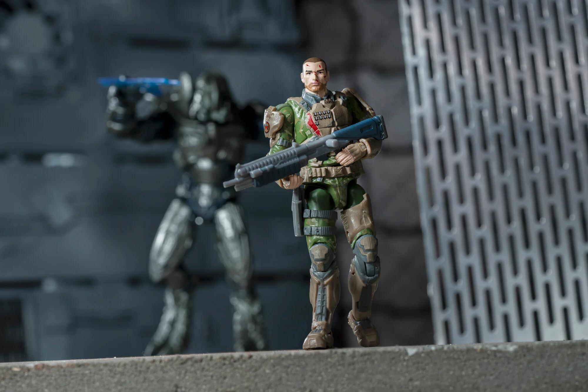 Halo Arbiter Ripa ‘Moramee vs. Sergeant Forge, Deluxe Pack with Two 4-inch Scale Figures, Three Weapon Accessories, and Two Environmental Bases