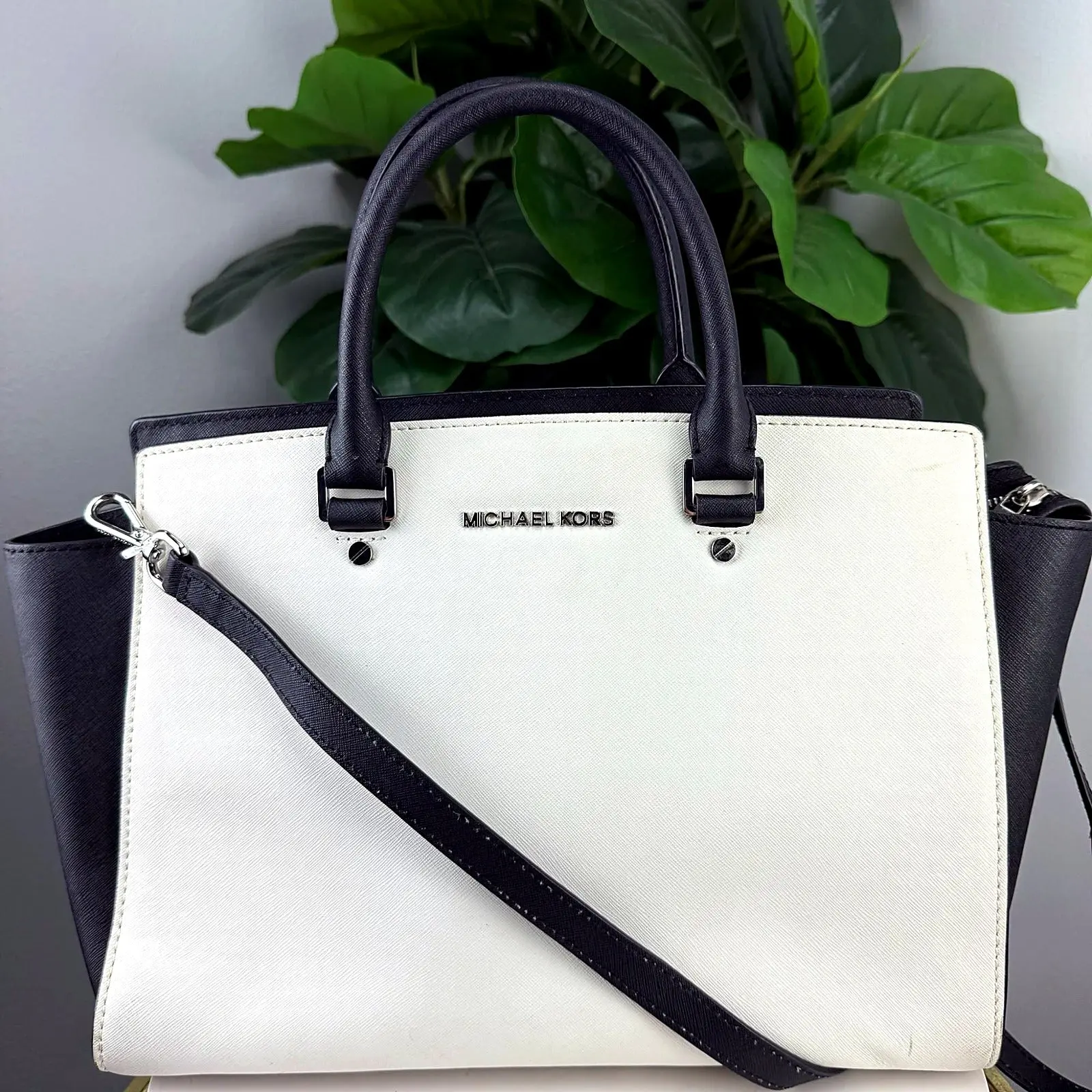 Pre-owned Leather Crossbody Bags Authentic Michael Kors Selma Black and White Color Block Satchel