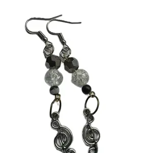 Singing note dangling earrings