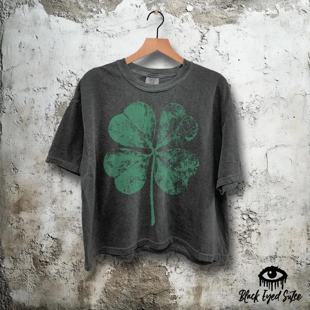 Grunge Distressed Shamrock Shirt - Large 4 Leaf Clover Graphic Cropped T-Shirt – Womens Comfort Colors Boxy Crop Tee in Pepper