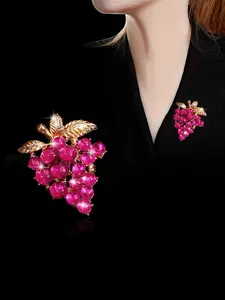 Fashion Cute Fruit Grape Brooch Pin, Versatile Clothing Accessory Lapel Pin, Elegant Design for All Occasions