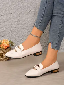 Women's cream-colored slip-on shoes, Slip on loafers, are made of leather, featuring a metal buckle decoration on the upper and golden details on the heel. With a simple and exquisite design, they have a versatile style, suitable for daily wear.